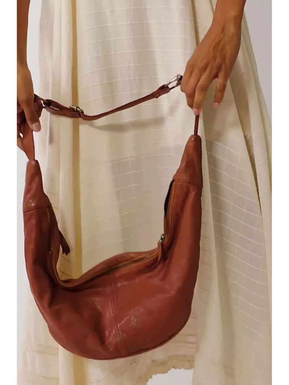 •NWT FREE PEOPLE IDLE HANDS LEATHER SLING BAG